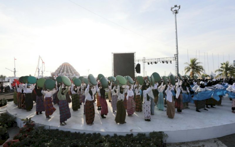 GLADI. Pelajar SMP yang akan tampil sebagai penari pada pembukaan Makassar F8 melakukan gladi di Anjungan Pantai Losari Makassar, Selasa (6/9/2022). foto: istimewa
