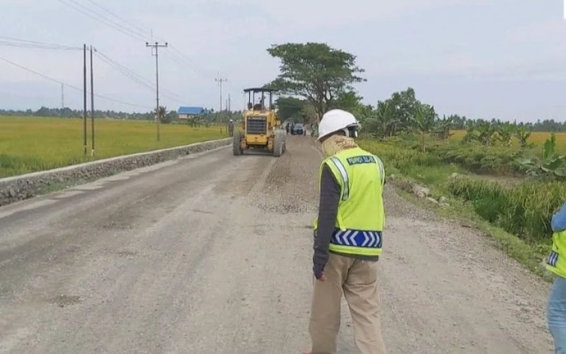 PENGERJAAN JALAN. Pemprov Sulsel melalui Dinas PUTR melakukan penanganan long segmet pada ruas jalan Pinrang-Rappang-Pangkajene-batas Soppeng. foto: istimewa