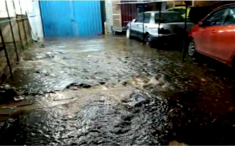 PIPA BOCOR. Air meluber hingga ke jalanan akibat kebocoran pipa Perumda Air Minum Kota Makassar di di Jl Urip Sumoharjo (sebelah jalan PLTU Tello), Kota Makassar, Sabtu (24/9/2022) subuh. foto: istimewa