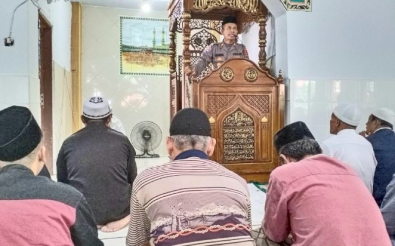 POLISI SANTRI. Polres Palopo mengadakan agenda Polisi Santri di Masjid Rahmat Ilahi, Kelurahan Ponjalae, Kecamatan Wara, Kota Palopo, Jumat (2/8/2022). foto: istimewa