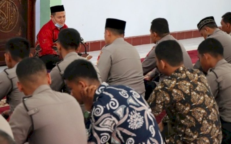 BIMBINGAN ROHANI. Personel Polres Palopo mengikuti bimbingan rohani di Masjid Hidayatul Ikhlas Polres Palopo, Kamis (15/9/2022). foto: istimewa