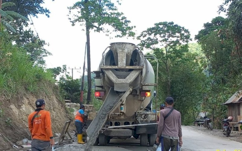 PENGERJAAN JALAN. Petugas melakukan pengerjaan rekonstruksi jalan ruas Pangkep-Matojeng-Tondongkura-Batas Maros di Kabupaten Pangkep. foto: istimewa