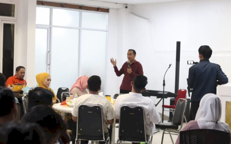 GALA DINNER. Ketua terpilih IKA Unhas Kota Makassar periode 2022-2026, Rudianto Lallo, memberikan arahan saat gala dinner di Jl Letjend Hertasning, Kota Makassar, Sabtu (17/9/2022). foto: istimewa