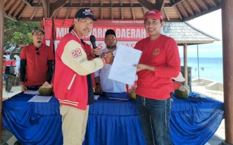 TERPILIH. Rudianto Lallo (kanan) menerima surat keputusan sebagai ketua terpilih IKA Unhas Kota Makassar periode 2022-2026 pada Musda I IKA Unhas Kota Makassar di Pulau Samalona, Kecamatan Sangkarrang, Kota Makassar, Sabtu (3/9/2022). foto: istimewa