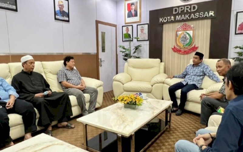 PERTEMUAN. Ketua DPRD Kota Makassar, Rudianto Lallo, menerima langsung aspirasi perwakilan pedagang Pasar Butung Makassar di Gedung DPRD Kota Makassar, Jumat (2/9/2022). foto: istimewa