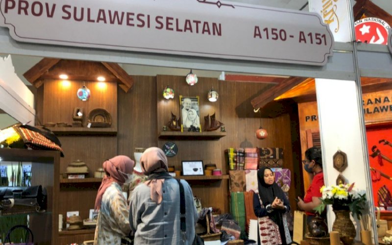 PRODUK LOKAL. Stan Dekranada Provinsi Sulsel mempromosikan produk lokal pada ajang Pameran Kriya Nusa di Jakarta, baru-baru ini. foto: istimewa