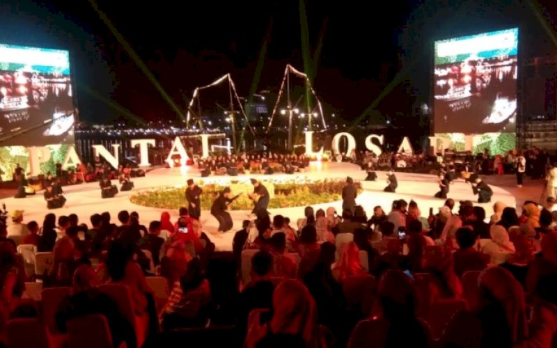 PEMENTASAN. Sanggar Seni to Riolo Kajang menampilkan tari kolosal Topi Le'leng dan Pabbitte Passapu pada even Makassar International&nbsp;Eight Festival and Forum (Makassar F8) di Anjungan Pantai Losari, Kota Makassar, Minggu (11/9/2022). foto: istimewa
