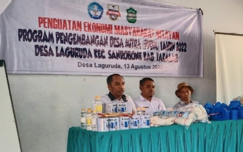 DESA MITRA. Dosen Unibos, Jufriadi dan rekan-rekan serta mahasiswa Unibos melakukan program pengembangan desa mitra di Desa Laguruda, Kecamatan Sanrobone, Kabupaten Takalar. foto: istimewa