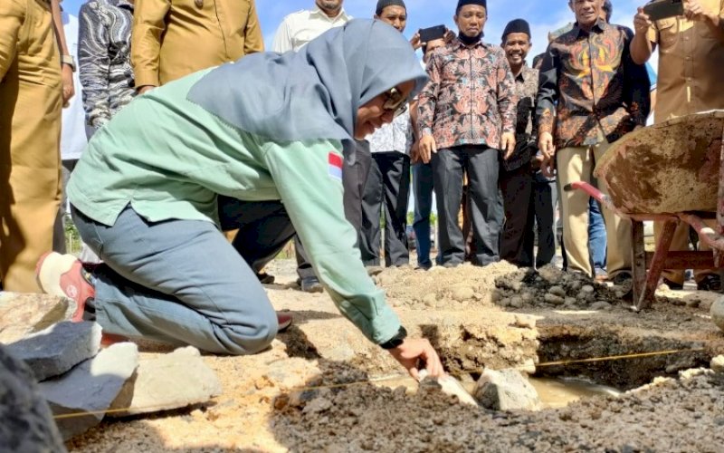 PEMBANGUNAN. Manager External Relations PT Vale Area Morowali, Asriani Amiruddin, melakukan peletakan batu pertama pembangunan Ruang Kelas Baru (RKB) Madrasah Ibtidaiah (MI) Al-Khairaat di Desa Kolono, Kecamatan Bungku Timur, Kabupaten Morowali, Provisi Sulawesi Tengah, Senin (29/8/2022). foto: istimewa