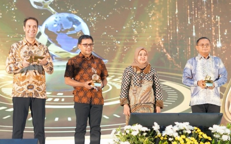 PENGHARGAAN. COO PT Vale Indonesia Tbk, Vinicius Mendes (paling kiri), menerima Trofi Pengelolaan Lingkungan Hidup dari Dirjen Minerba. Trofi ini diberikan atas komitmen PT Vale dalam aspek pengelolaan lingkungan hidup yang telah sesuai dengan Kaidah Pertambangan yang Baik atau Good Mining Practices. Penghargaan diterima di Hotel Bidakara Jakarta, Kamis (29/9/2022). foto: istimewa