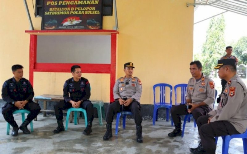 SIDAK. Kapolres Palopo, AKBP Muh Yusuf Usman (tengah), saat melakukan cek dan sidak pos pengamanan di Maccani, Kecamatan Telluwanua, Kota Palopo. foto: istimewa