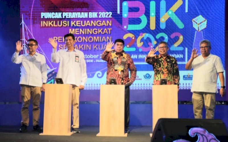 BIK 2022. Sekda Provinsi Sulsel, Abdul Hayat Gani (tengah), membuka Bulan Inklusi Keuangan (BIK) 2022 di Kota Parepare, Sabtu (29/10/2022). foto: istimewa
