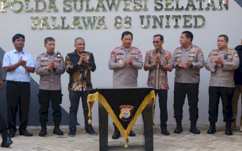 SERAH TERIMA. Prosesi serah terima atas hibah lapangan sepak bola dari Vice President Director PT Vale Adriansyah Chaniago kepada Kapolda Sulsel Irjen Pol Nana Sudjana di Kantor Polda Sulsel, Kamis (20/10/2022). foto: istimewa