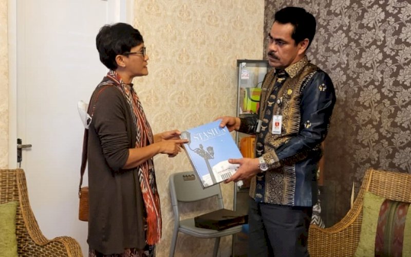 PERTEMUAN. Kepala Dinas Perindustrian Provinsi Sulsel Ahmadi Akil menerima Tim Dekranas Wira Usaha Baru Uci Zulfikri di Kantor Dekranasda Provinsi Sulsel, Kamis (20/10/2022). foto: istimewa