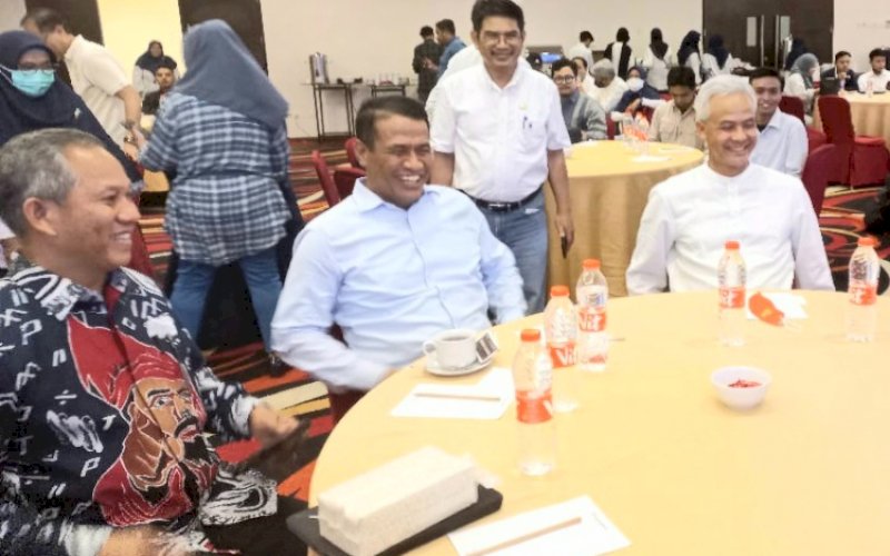 DIALOG KEBANGSAAN. Ketua Umum Pengurus Pusat Kagama Ganjar Pranowo duduk sepanggung dengan Ketua Umum IKA Unhas Andi Amran Sulaiman dalam gelaran Dialog Kebangsaan Pengda Kagama Sulsel di Hotel Swiss Bell Inn Makassar, Minggu (9/10/2022). foto: istimewa