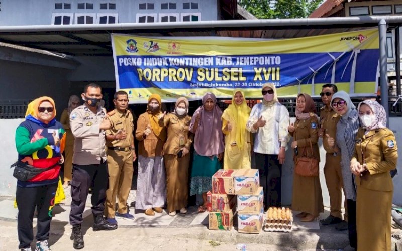KUNJUNGAN. Ketua Dekranasda Kabupaten Bulukumba, Andi Herfida Attas, bersama rombongan mengunjungi beberapa posko kontingen kabupaten kota yang mengikuti Porprov Sulsel XVII 2022, Selasa (25/10/2022). foto: istimewa
