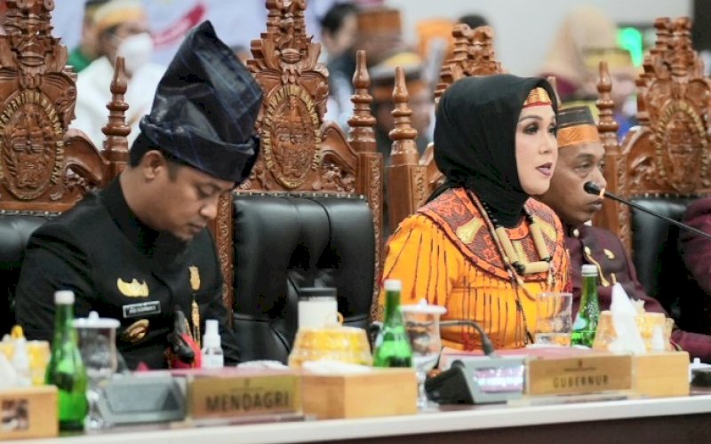 RAPAT PARIPURNA. Ketua DPRD Provinsi Sulsel Andi Ina Kartika (kanan) didampingi Gubernur Sulsel Andi Sudirman Sulaiman pada Rapat Paripurna 353 Tahun Provinsi Sulsel dengan tema 'Sulsel Optimis, Sulsel Tangguh, Ekonomi Berdaulat', di Gedung Paripurna Lantai 3 DPRD Provinsi Sulsel, Rabu (19/10/2022). foto: istimewa