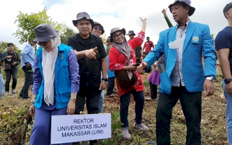 TANAM POHON. Rektor Universitas Islam Makassar (UIM), Andi Majdah M Zain, didampingi civitas akademiknya melakukan penanaman pohon di lokasi konservasi Desa Patanyamang, Kecamatan Camba, Kabupaten Maros, Sabtu (22/10/2022). foto: istimewa