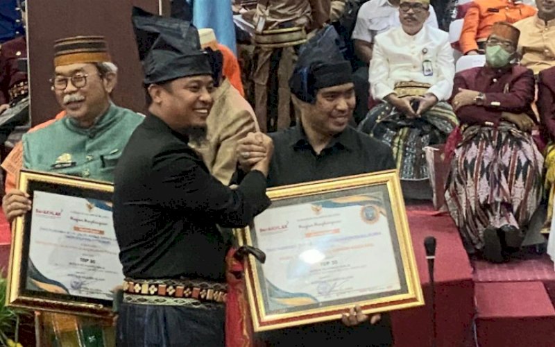 PENGHARGAAN. Gubernur Sulsel Andi Sudirman Sulaiman menyerahkan penghargaan kepada Pemkab Bulukumba yang diwakili Kepala Dinas Pendidikan dan Kebudayaan Kabupaten Bulukumba Andi Buyung Saputra pada puncak peringatan Hari Jadi Sulsel Ke-353 yang digelar di Ruang Rapat Paripurna Gedung DPRD Sulsel, Rabu (19/10/2022). foto: istimewa