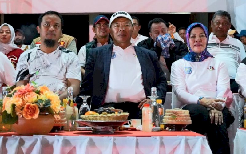 PENUTUPAN. Gubernur Sulsel Andi Sudirman Sulaiman (ki-ka) dan Bupati Bulukumba Andi Muchtar Ali Yusuf didampingi istri Andi Herfida Attas menghadiri menutup Porprov Sulsel XVII 2022 di Stadion Mini Bulukumba, Minggu (30/10/2022) malam. foto: istimewa