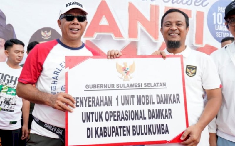 PENYERAHAN. Gubernur Sulsel Andi Sudirman Sulaiman menyerahkan bantuan satu unit mobil Pemadam Kebakaran (Damkar) kepada Pemkab Bulukumba yang diterima Bupati Bulukumba Andi Muchtar Ali Yusuf pada kegiatan jalan sehat Sulsel Anti Mager di Kabupaten Bulukumba, Minggu (29/10/2022). foto: istimewa