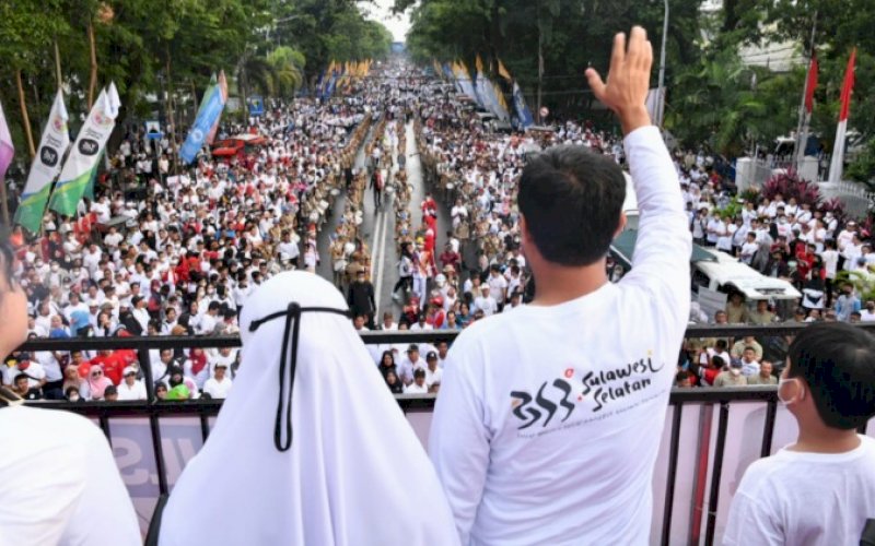 MELAMBAIKAN TANGAN. Gubernur Sulsel, Andi Sudirman Sulaiman, melambaikan tangan Jalan Sehat Sulsel Anti Malas Gerak (Mager) 353 Tahun Provinsi Sulsel, Minggu (16/10/2022). foto: istimewa
