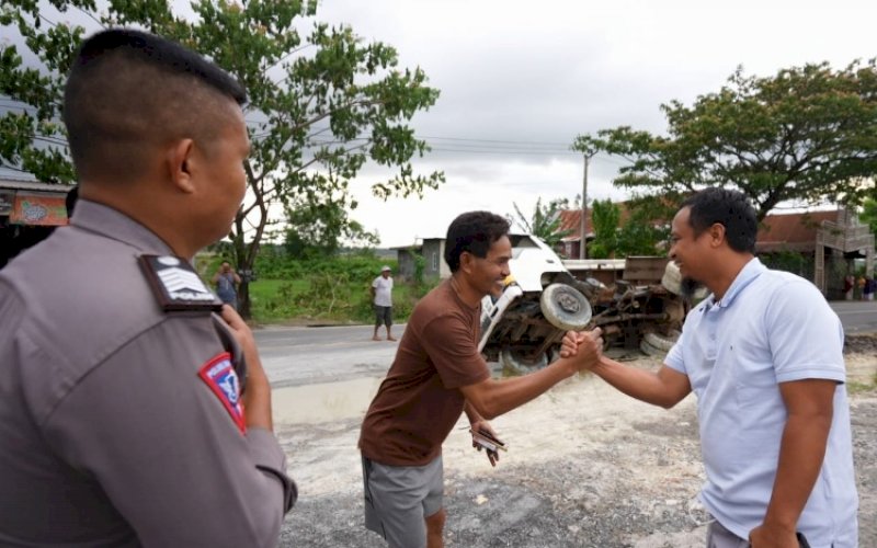 PEDULI. Gubernur Sulsel, Andi Sudirman Sulaiman, yang tengah melintas singgah memantau dan membantu evakuasi mobil truk pengangkut material bebatuan yang mengalami kecelakaan tunggal di Nasara, Kecamatan Bangkala, Kabupaten Jeneponto, Sabtu (29/10/2022). foto: istimewa