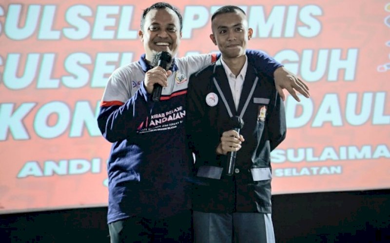 BANTUAN. Gubernur Sulsel, Andi Sudirman Sulaiman, menyerahkan barbagai bantuan kepada masyarakat serta memberikan bonus kepada atlet-atlet berprestasi Sulsel pada kegiatan Jalan Sehat 353 Tahun Sulsel di Depan Rumah Jabatan Gubernur, Minggu (16/10/2022). foto: istimewa