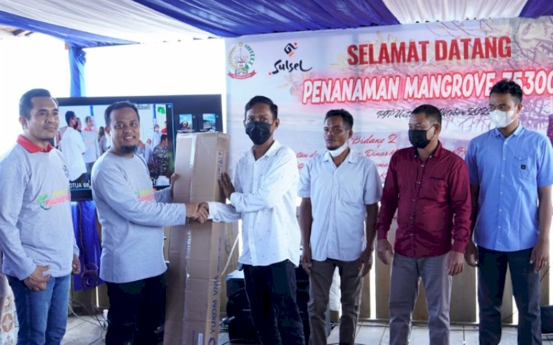 PENYERAHAN. Gubernur Sulsel, Andi Sudirman Sulaiman, menyerahkan secara simbolis sepuluh unit smart fishing kepada nelayan pada acara penanaman mangrove di pesisir Kampus II PIP Makassar di Salodong, Biringkanaya, Makassar, Sabtu (15/10/2022). foto: istimewa