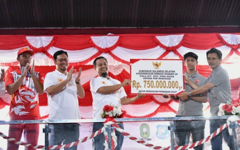 BONUS. Gubernur Sulsel Andi Sudirman Sulaiman memberikan bonus senilai Rp750 juta untuk PSM Makassar yang diterima Media Officer PSM Makassar Sulaiman Abdul Karim&nbsp; di sela-sela pembukaan Porprov Sulsel XVII 2022 di Lapangan Andi Bintang, Kabupaten Sinjai, Sabtu (22/10/2022) malam. foto: istimewa