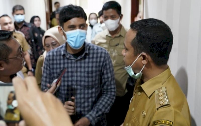 BERCENGKRAMA. Gubernur Sulsel, Andi Sudirman Sulaiman, bercengkrama dengan penyandang disabilitas di sela-sela menyerahkan SK non ASN Pemprov Sulsel kepada 12 orang disabilitas di Aula Kantor Bapenda Sulsel, Senin (3/10/2022). foto: istimewa