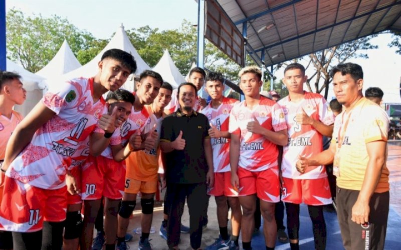 BERI SEMANGAT. Gubernur Sulsel, Andi Sudirman Sulaiman, bersama atlet bola voli menyaksikan langsung pertandingan cabang olahraga bola voli Porprov Sulsel XVII 2022 di GOR Matajang, Kabupaten Bulukumba, Minggu (23/10/2022). foto: istimewa