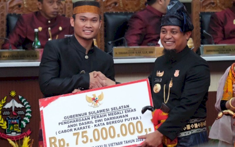 PENYERAHAN. Gubernur Sulsel, Andi Sudirman Sulaiman, menyerahkan bonus kepada atlet asal Sulsel yang menyumbangkan medali bagi tim Indonesia di even olahraga SEA Games 2021 di Vietnam pada Rapat Paripurna DPRD Sulsel dengan agenda 353 Tahun Provinsi Sulsel, Rabu (19/10/2022). foto: istimewa