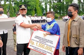 Serahkan Bonus Atlet Popda dan Pepaperda 2022, Gubernur: Pertama dalam Sejarah ke Pelajar