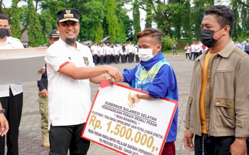 BONUS. Gubernur Sulsel, Andi Sudirman Sulaiman, menyerahkan bonus kepada atlet peraih medali pada Pekan Olahraga Pelajar Daerah (Popda) 2022 dan kepada atlet Pekan Paralimpik Pelajar Daerah (Peparpeda) 2022. foto: istimewa