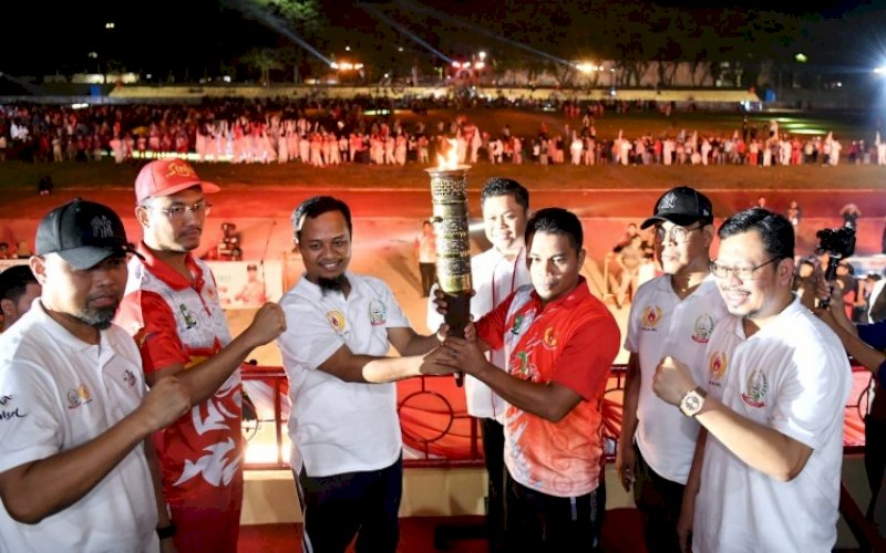 PEMBUKAAN. Gubernur Sulsel, Andi Sudirman Sulaiman (ketiga kiri), memimpin prosesi pembukaan Porprov XVII 2022 di Lapangan Andi Bintang, Kabupaten Sinjai, Sabtu (22/10/2022) malam. foto: istimewa