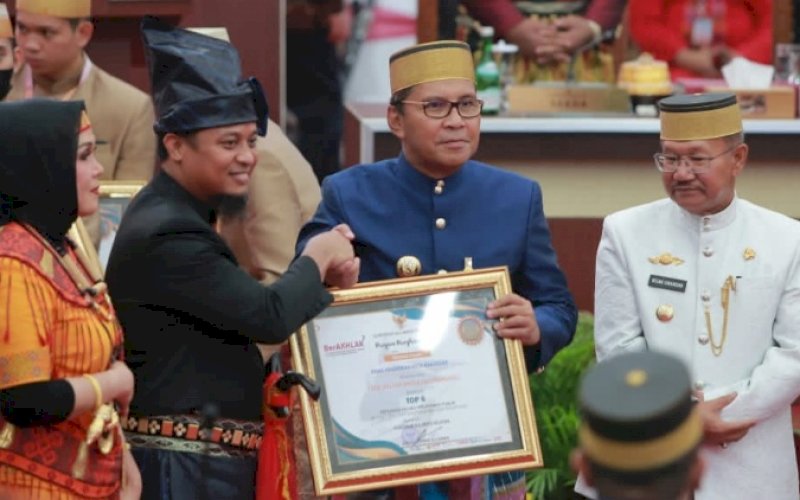 PENGHARGAAN. Gubernur Sulsel Andi Sudirman Sulaiman menyerahkan penghargaan kepada Wali Kota Makassar Moh Ramdhan Pomanto pada mementum Hari Jadi Sulsel Ke-353 di Ruang Rapat Paripurna DPRD Provinsi Sulsel, Rabu (19/10/2022). foto: istimewa