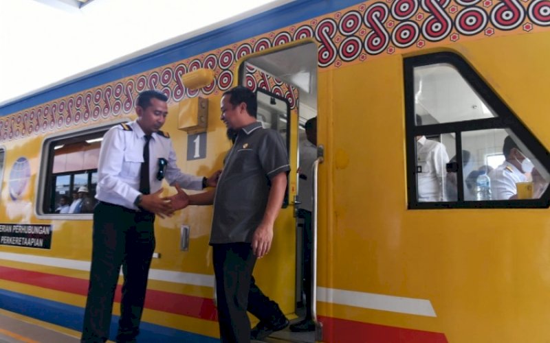 BEROPERASI. Gubernur Sulsel, Andi Sudirman Sulaiman, mengikuti pengoperasian terbatas Kereta Api Makassar-Parepare dari Stasiun Garongkong di Kabupaten Barru menuju Stasiun Mangilu di Kabupaten Pangkep, Sabtu (29/10/2022). foto: istimewa