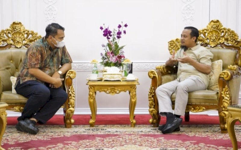 KOORDINASI. Gubernur Sulsel Andi Sudirman Sulaiman menerima kunjungan Direktur Supply Chain dan Pelayanan Publik Perum Bulog Mokhamad Suyamto dalam rangka koordinasi upaya meningkatkan pengadaan penyerapan dalam rangka memperkuat stok nasional di Rumah Jabatan Gubernur Sulsel, Minggu (9/10/2022). foto: istimewa