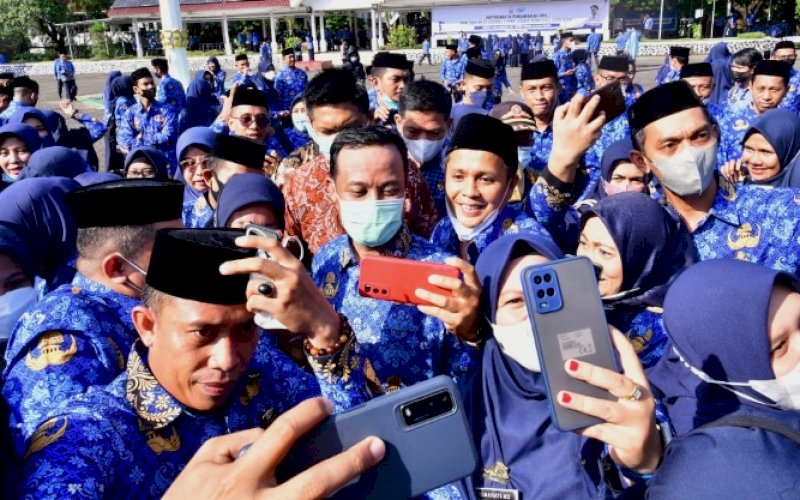 KEBERSAMAAN. Gubernur Sulsel, Andi Sudirman Sulaiman, bersama pegawai Pemprov Sulsel. foto: istimewa