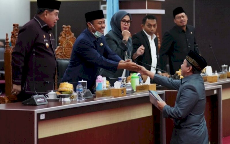 APBD PERUBAHAN. Gubernur Sulsel Andi Sudirman Sulaiman didampingi Sekda Provinsi Sulsel dan Ketua DPRD Provinsi Sulsel Andi Ina Kartika Sari pada Penandatanganan Persetujuan Bersama DPRD terhadap Rancangan Peraturan Daerah Provinsi Sulawesi Selatan tentang Perubahan APBD Tahun Anggaran 2022 dalam Rapat Paripurna DPRD Sulsel, Jumat (30/9/2022). foto: istimewa