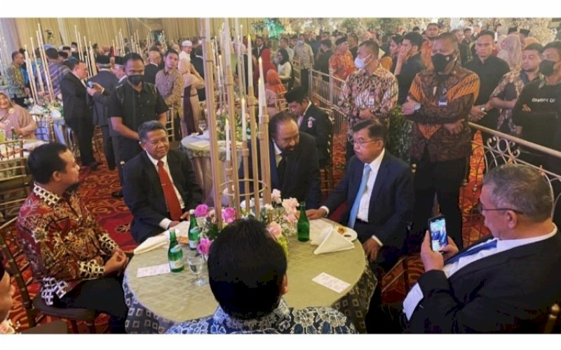 RESEPSI PERNIKAHAN. Gubernur Sulsel Andi Sudirman Sulaiman satu meja dan berbincang dengan sejumlah tokoh nasional saat menghadiri acara resepsi pernikahan anak dari Ketua Majelis Syura PKS Salim Segaf Al-Jufri di Gedung Balai Sudirman Panti Prajurit, Jakarta Selatan, Minggu (16/10/2022). foto: istimewa