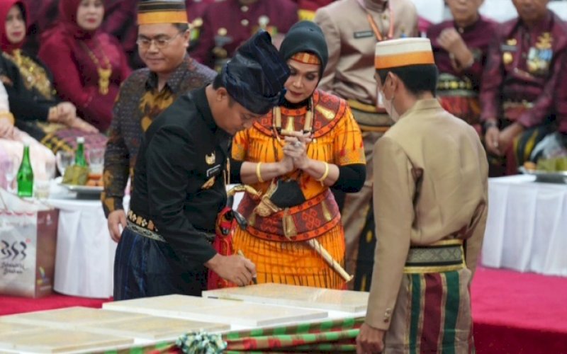 PENANDATANGANAN. Gubernur Sulsel, Andi Sudirman Sulaiman, menandatangani Prasasti Teknologi Pengolahan Arsinum pada Rapat Paripurna DPRD Sulsel dengan agenda 353 Tahun Provinsi Sulsel, Rabu (19/10/2022). foto: istimewa