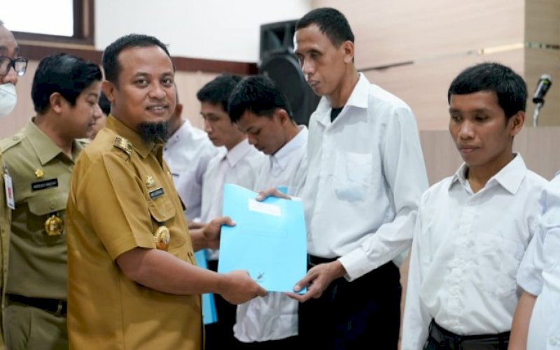 PENYERAHAN SK. Gubernur Sulsel, Andi Sudirman Sulaiman, menyerahkan SK non ASN Pemprov Sulsel kepada 12 orang disabilitas di Aula Kantor Bapenda Provinsi Sulsel, Senin (3/10/2022). foto: istimewa