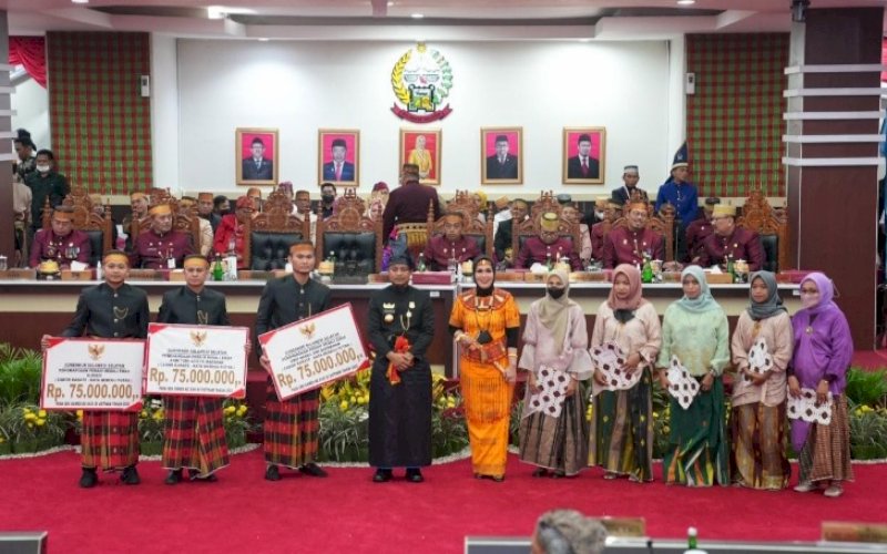 SANTUNAN. Gubernur Sulsel, Andi Sudirman Sulaiman, memberikan santunan kematian kepada warga Sulsel pada Rapat Paripurna DPRD Sulsel dengan agenda 353 Tahun Provinsi Sulsel, Rabu (19/10/2022). foto: istimewa