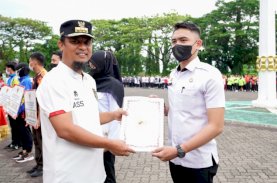 Serahkan 136 SK PNS dan CPNS Lulusan IPDN, Gubernur Sulsel: Jaga Integritas