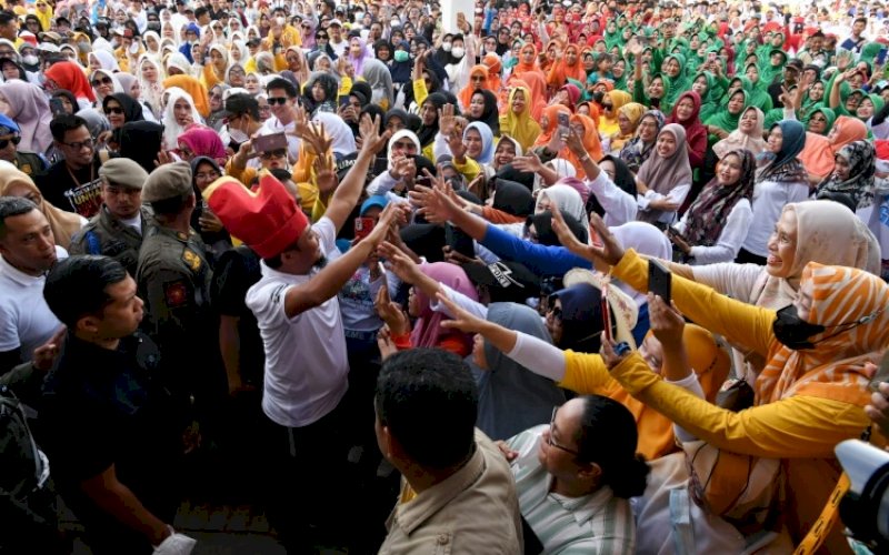 JALAN SANTAI. Gubernur Sulsel, Andi Sudirman Sulaiman, menyapa ribuan masyarakat Kabupaten Jeneponto yang sangat antusias mengikuti jalan santai Sulsel Anti Mager di Lapangan Passamaturukang di Kecamatan Binamu, Kabupaten Jeneponto, Selasa (25/10/2022). foto: istimewa