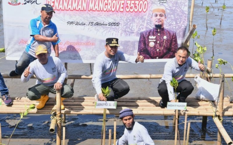 PENANAMAN. Gubernur Sulsel, Andi Sudirman Sulaiman, melakukan penanaman 35.300 batang mangrove, Sabtu (15/10/2022). foto: istimewa