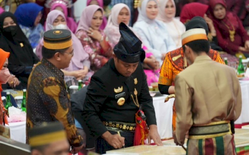 PENANDATANGANAN. Gubernur Sulsel, Andi Sudirman Sulaiman, menandatangani Prasasti Teknologi Pengolahan Arsinum pada Rapat Paripurna DPRD Sulsel dengan agenda 353 Tahun Provinsi Sulsel, Rabu (19/10/2022). foto: istimewa