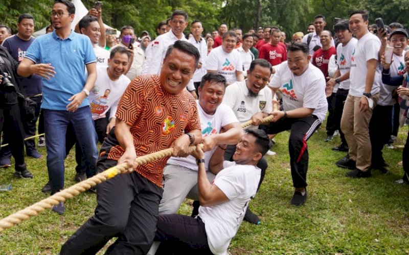 TARIK TAMBANG. Gubernur Sulsel, Andi Sudirman Sulaiman, ikut berlomba tarik tambang dalam rangka Gebyar Olahraga Tradisional 353 Tahun Sulsel di Kantor Gubernur Sulsel, Rabu (26/10/2022). foto: istimewa